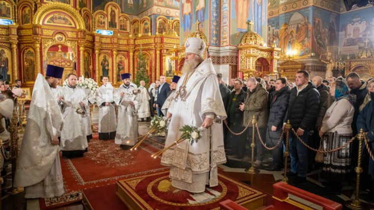 Губернатор и митрополит на Божественной литургии в Воскресенском кафедральном соборе