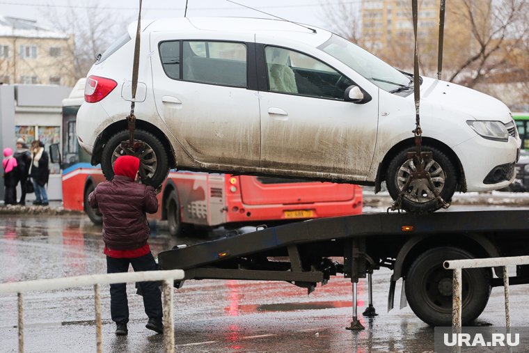 Машину водителя эвакуировали на стоянку