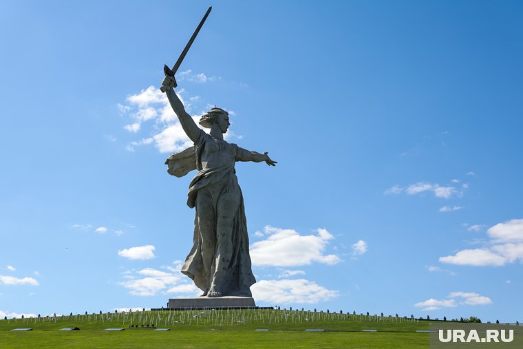 «Родина-мать», установленная в Волгограде, босая в отличие от питерской копии, которую одели в сандалии