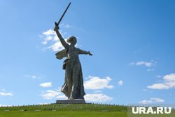«Родина-мать», установленная в Волгограде, босая в отличие от питерской копии, которую одели в сандалии