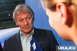 Песков заявил, что Путин не мог не поздравить моряка с днем ВМФ
