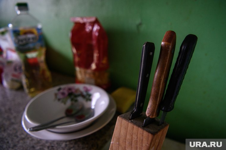 Тюменец два раза пырнул одного сына кухонным ножом, а другого - ножницами