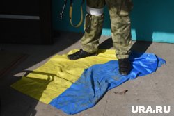 Боец ВС РФ в качестве трофея в тылу ВСУ забрал флаг Украины