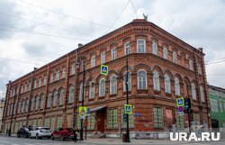 Промышленник построил здание с узорами из собственного кирпича