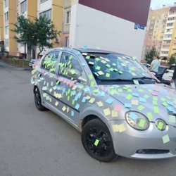 В Заозерном районе Кургана машину облепили стикерами без надписей