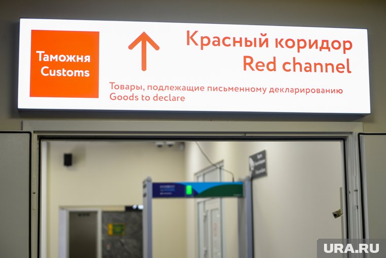 Мужчина решил обойти декларирование товара и пытался провезти вещи под предлогом просьбы знакомого 