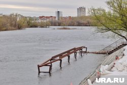 Обь выша за ограждения недостроенной набережной в районе СурГУ