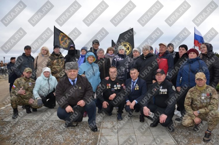 На открытие стелы пришли около сотни человек, которые почтили память погибших минутой молчания и возложением цветов.