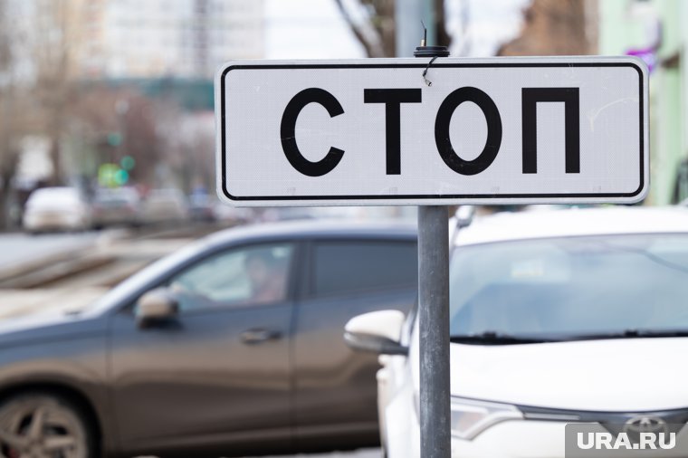 Дети забираются на дорожные знаки, чтобы повторить выступление популярного репера
