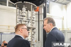 В 2024 году Алексей Текслер (слева) и гендиректор «Уралвагонзавода» Александр Потапов (справа) открыли новый участок форсированных дизельных двигателей 