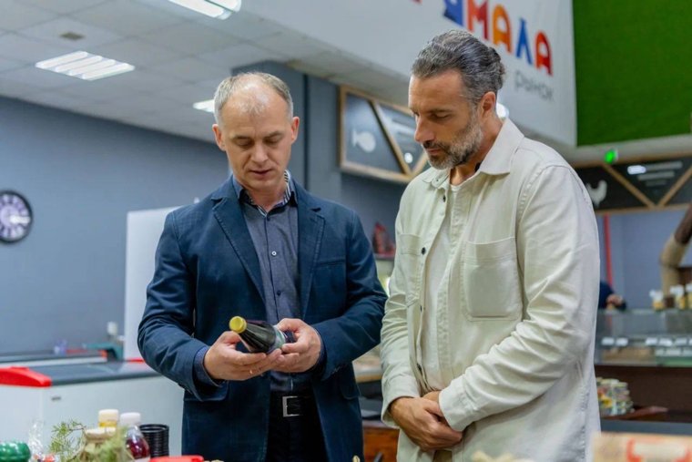Алексей Титовский знакомит гостей города с главной гастрономической достопримечательностью Салехарда – рынком «Дары Ямала».