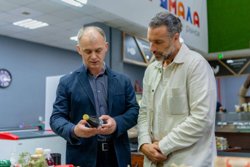 Алексей Титовский знакомит гостей города с главной гастрономической достопримечательностью Салехарда – рынком «Дары Ямала».