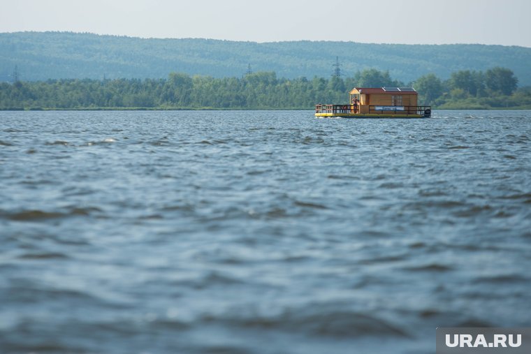 В ХМАО за миллионы рублей продают дома на воде 