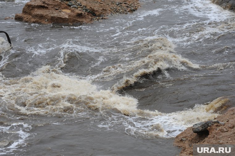 Подорвана дамба Кураховского водохранилища, вода топит поселки (фото из архива)