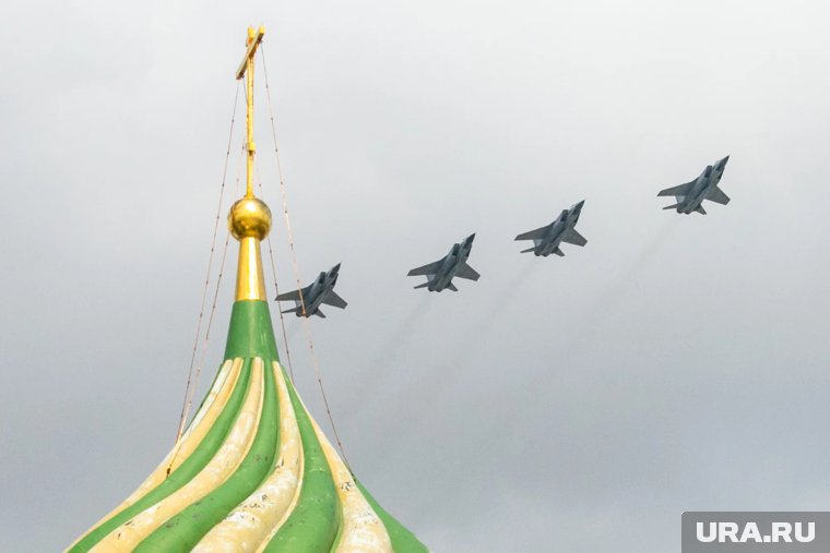 Основное назначение МиГ-31 — перехват воздушных объектов на значительных расстояниях и высотах, включая стратегические бомбардировщики и крылатые ракеты