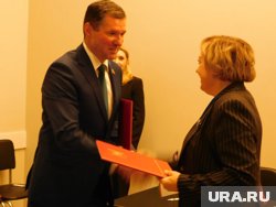 Сергей Буяков обменивается соглашениями со спикером гордумы Кургана Любовью Силантьевой