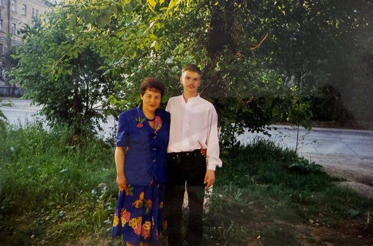 Будущий мэр Перми Эдуард Соснин со своей классной руководительницей — Ларисой Самсоновной Колесниковой