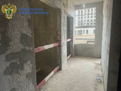Сообщается, что после падения в шахту лифта рабочий погиб