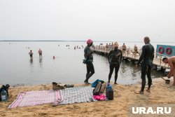 На озере Медвежье туристы мажутся целебной грязью