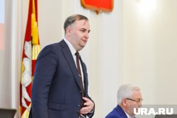 По пути на работу Олег Гербер находит время подойти к Вечному огню