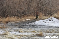 Сильное течение паводковых вод не дает жителям села Дулино проехать к своим домам