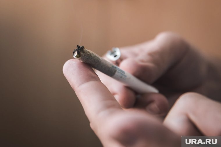 В ГД предложили поднять штрафы за курение и распитие алкоголя в подъездах