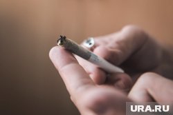 В ГД предложили поднять штрафы за курение и распитие алкоголя в подъездах