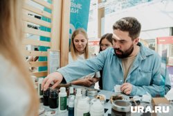 На ярмарке собрались уральские производители одежды, сувениров и косметики