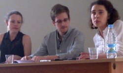 Эдвард Сноуден во время встречи с представителями правозащитных организаций в аэропорту «Шереметьево»