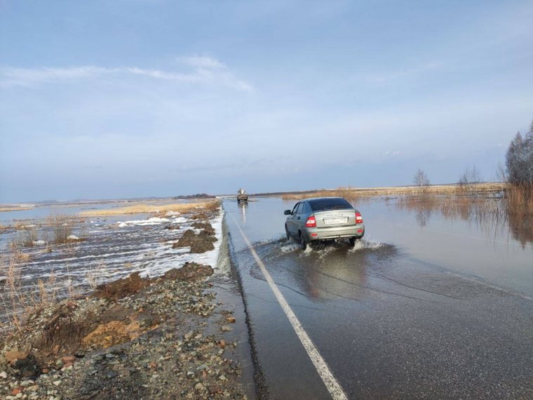 Вода перелили дорогу около поселка в Нагайбакском районе 