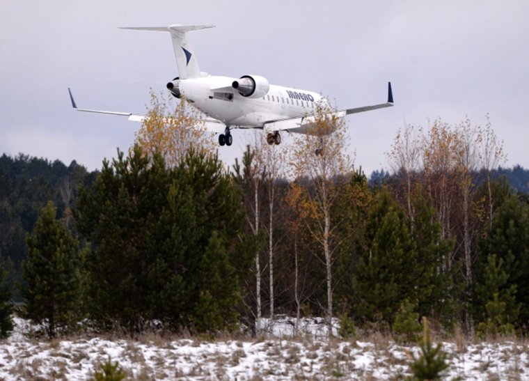 Максимальная взлетная масса CRJ700 — 32,9 тысячи килограммов