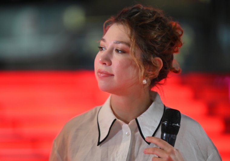 Уже в школьные годы Алина начала мечтать о сцене