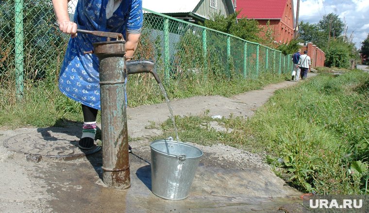 Чтобы набрать воды, жителям приходится преодолевать расстояние в два километра (архивное фото)