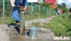 Чтобы набрать воды, жителям приходится преодолевать расстояние в два километра (архивное фото)