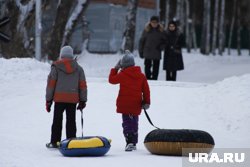 Девочки скатились с горки на проезжую часть (архивное фото)