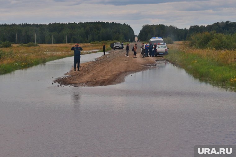 Вода из двух челябинских водохранилищ топит курганские дороги