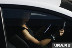 Югорчане за первые пять месяцев 2025 года получили 208 штрафов за использование смартфона за рулем