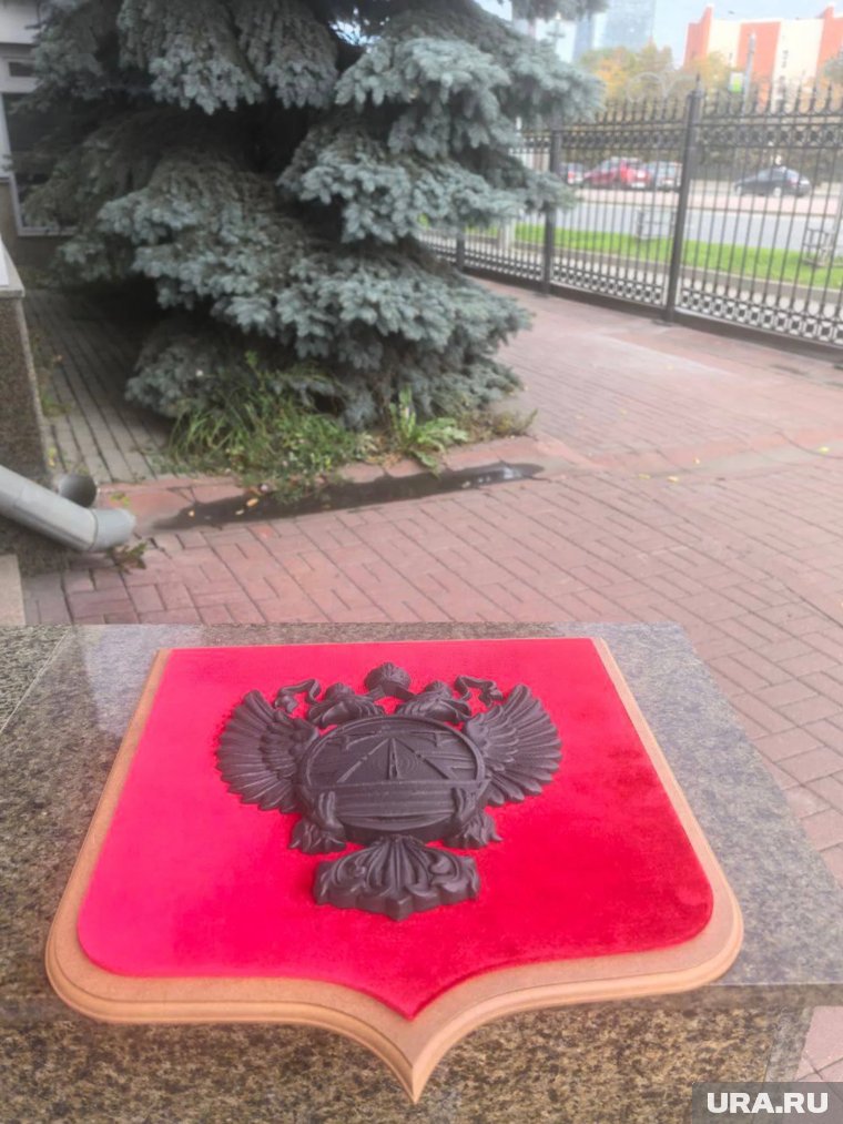 Герб каслинского производства установят в офисе управления 