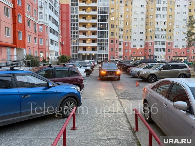 Ребенок выбежал из-за припаркованных машин