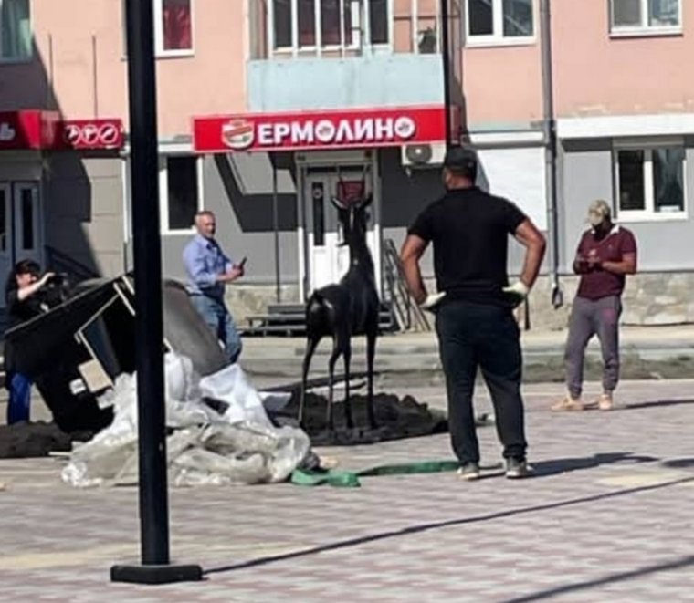 Арт-объект установили на улице