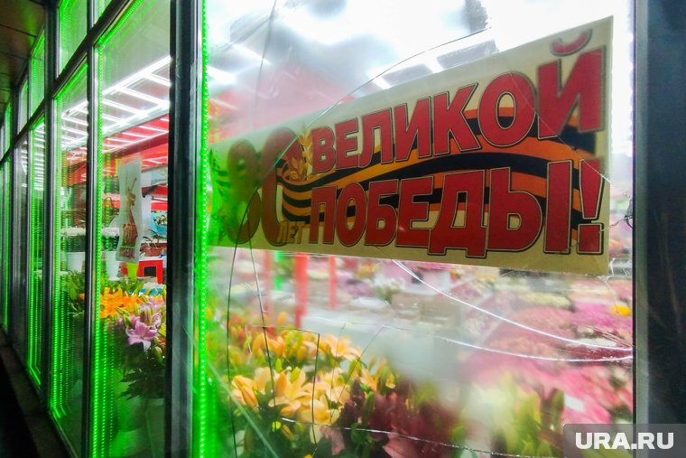 Один из дронов ВСУ повредил витрину после того, как врезался в жилой дом в Москве