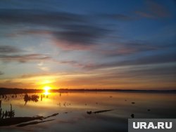 Озеро расположено неподалеку от поселка Лазурный