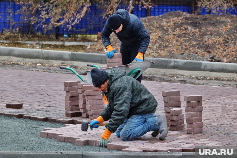 В Кургане активно строят новые скверы на месте снесенных домов