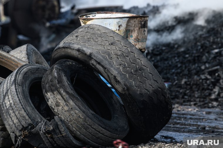 В подъезде горели покрышки