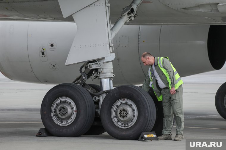 Самолет Boeing 777-300, выполнявший рейс Пекин – Лондон, совершил вынужденную посадку в Нижневартовске (ХМАО) из-за неисправности одного из двигателей
