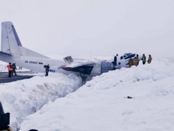 Самолет угодил в сугробы в июне 2024 года 