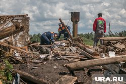 Власти ХМАО помогут жителям Березовского района восстановить дома после шторма