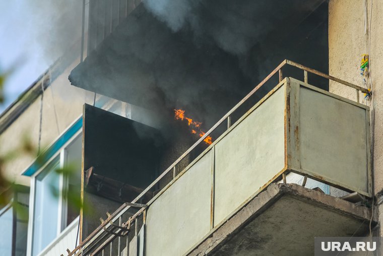 Пожарные около часа тушили балкон жилого дома в Ноябрьске