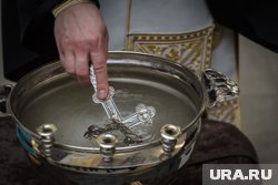 Святую воду не следует употреблять в пищу, напомнили в Пермской епархии