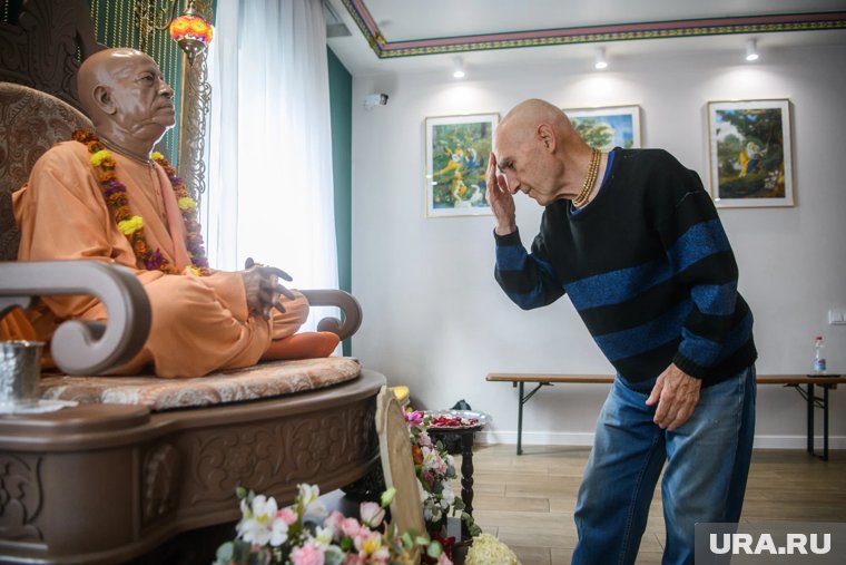 В храме есть полноразмерная статуя Шрилы Прабхупады — ключевого проповедника и религиозного деятеля в индуизме